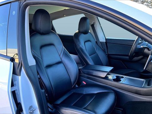 Used 2021 Tesla Model Y Long Range image 7