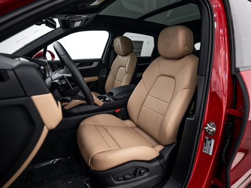 Certified 2026 Porsche Cayenne AWD/4WD image 5