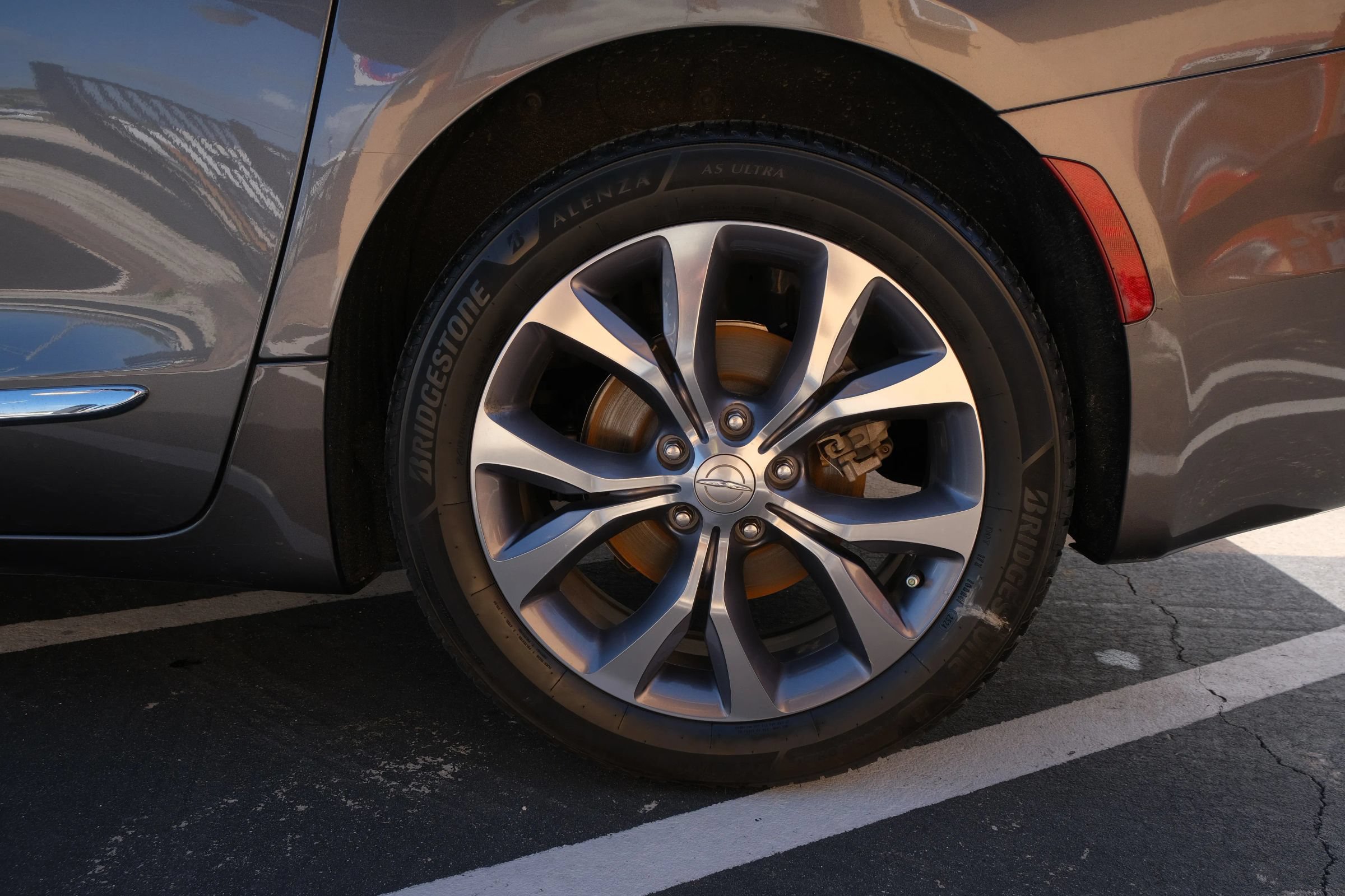 Used 2018 Chrysler Pacifica Limited w/ Tire & Wheel Group FWD image 18