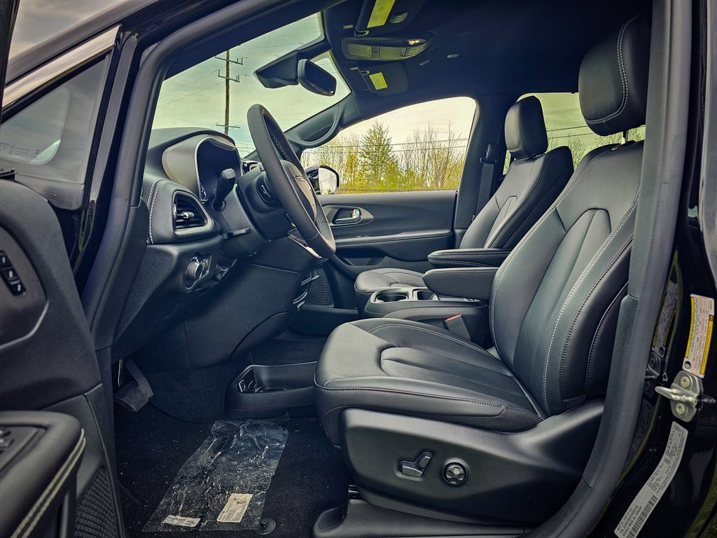 New 2027 Chrysler Pacifica Select AWD/4WD image 13