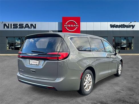 Used 2023 Chrysler Pacifica Touring-L image 4