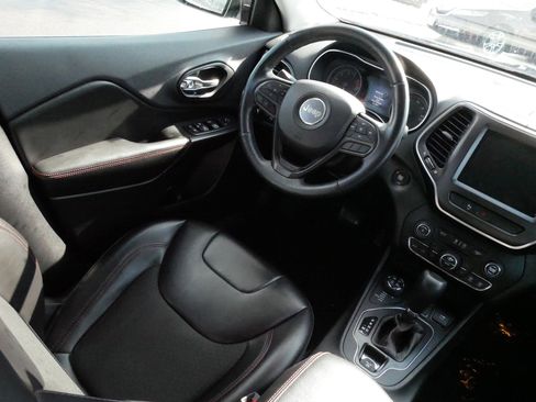 Used 2019 Jeep Cherokee Trailhawk w/ Cold Weather Group image 9