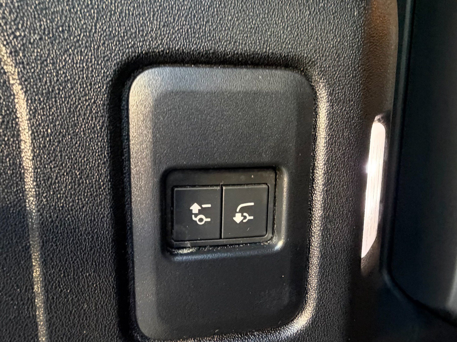 Used 2023 Land Rover Defender 110 AWD/4WD image 37