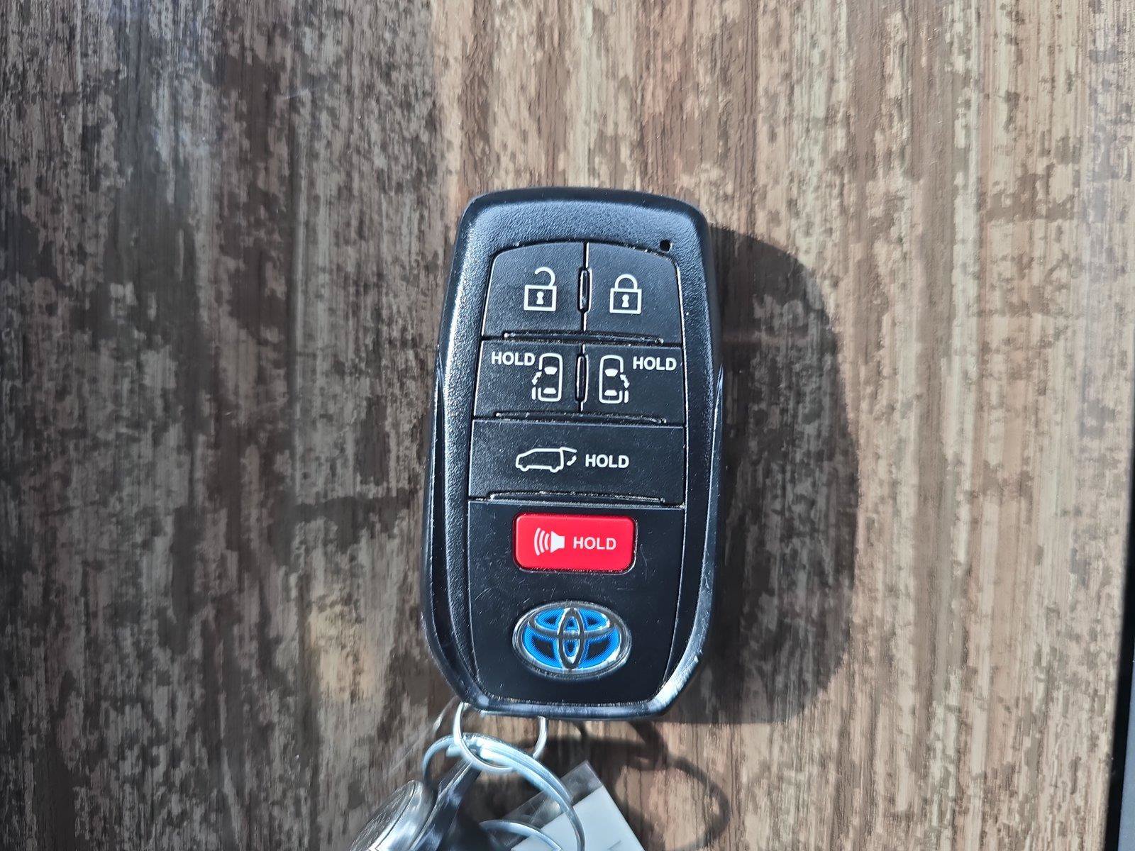 Used 2025 Toyota Sienna Platinum AWD/4WD image 28