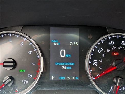 Used 2022 Toyota RAV4 XLE w/ Convenience Package FWD image 9