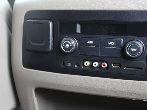 Used 2015 Chevrolet Suburban LT image 23