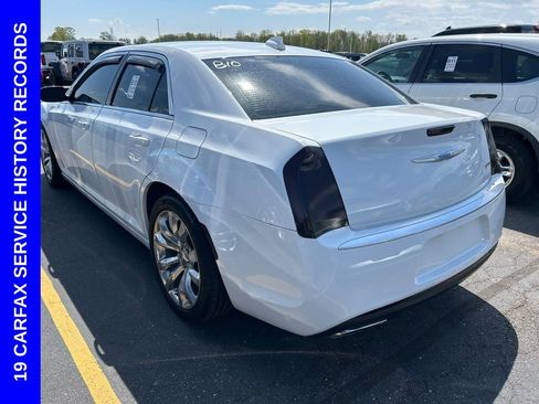 Used 2018 Chrysler 300 Touring w/ Chrome Appearance Package RWD image 4
