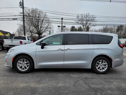 Used 2024 Chrysler Pacifica Touring-L image 2