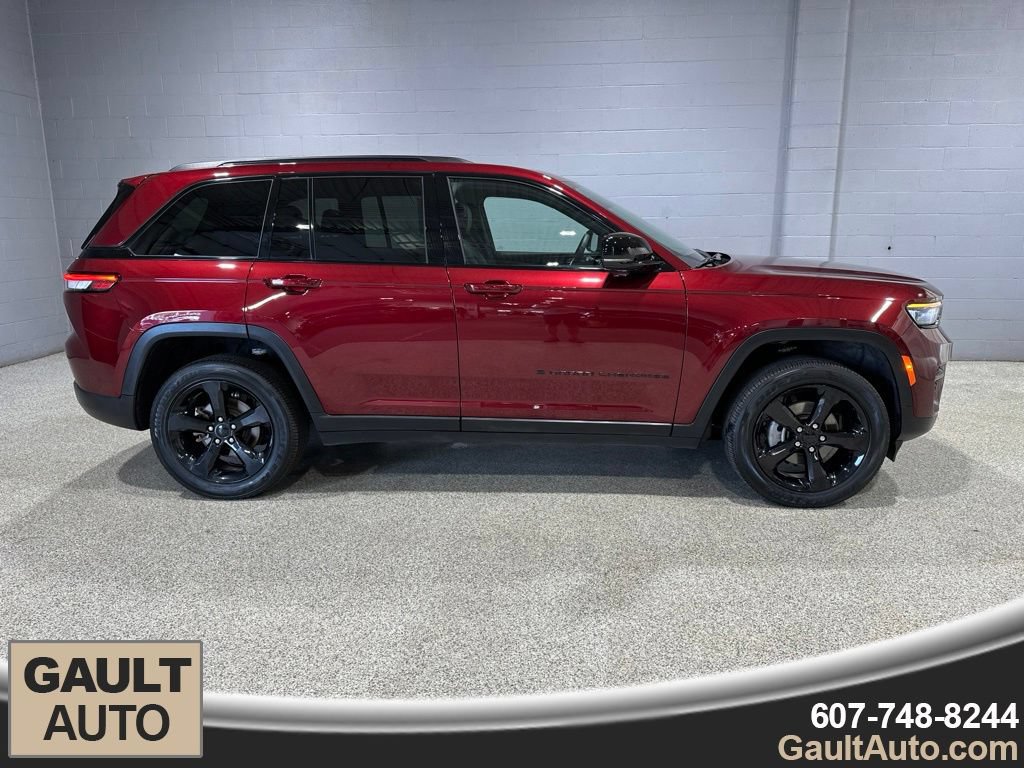 Used 2025 Jeep Grand Cherokee Altitude AWD/4WD image 2