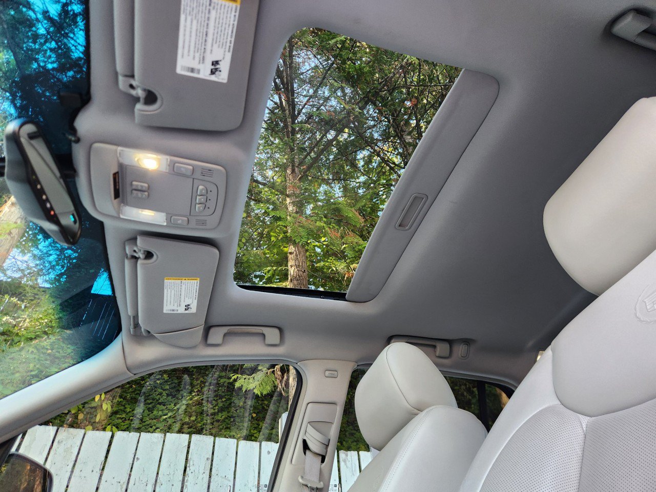 Used 2008 Cadillac DTS w/ Sun And Sound Package FWD image 9