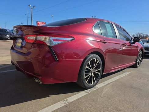 Used 2018 Toyota Camry SE w/ Moonroof Package image 5