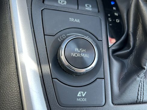 Certified 2022 Toyota RAV4 XLE Premium AWD/4WD image 36