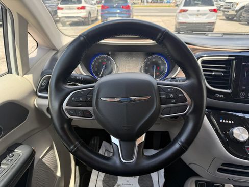 Used 2017 Chrysler Pacifica Touring image 15