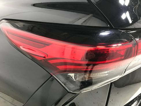 Used 2021 Toyota Highlander XLE AWD/4WD image 25