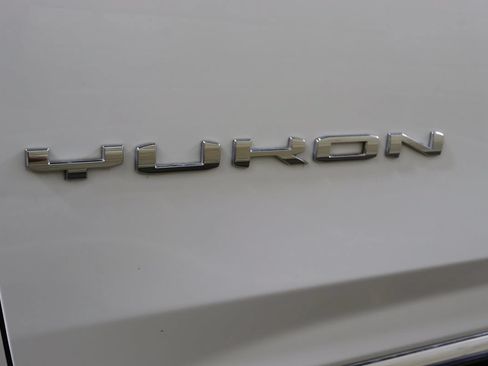 Used 2021 GMC Yukon XL SLT w/ SLT Premium Package RWD image 19