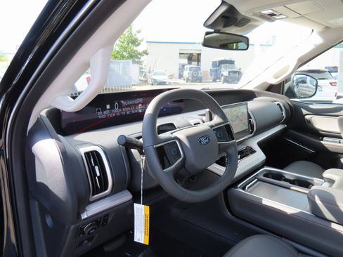 New 2025 Ford Expedition Active image 9