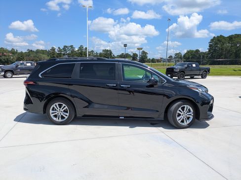 Certified 2023 Toyota Sienna XSE image 8