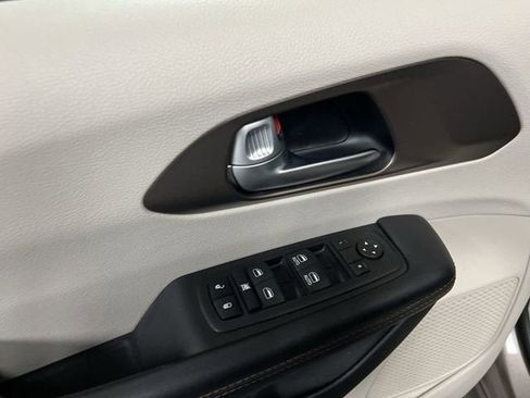 Used 2017 Chrysler Pacifica Touring-L w/ Tire & Wheel Group image 22