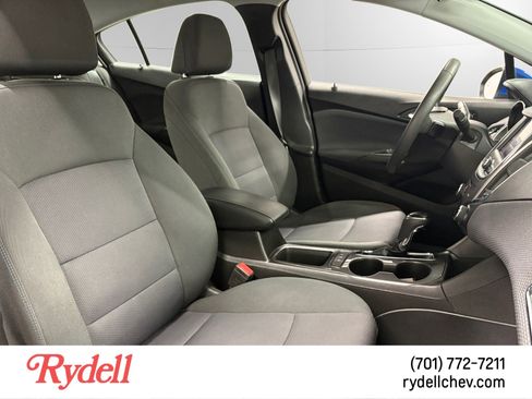 Used 2019 Chevrolet Cruze LT w/ Convenience Package image 16
