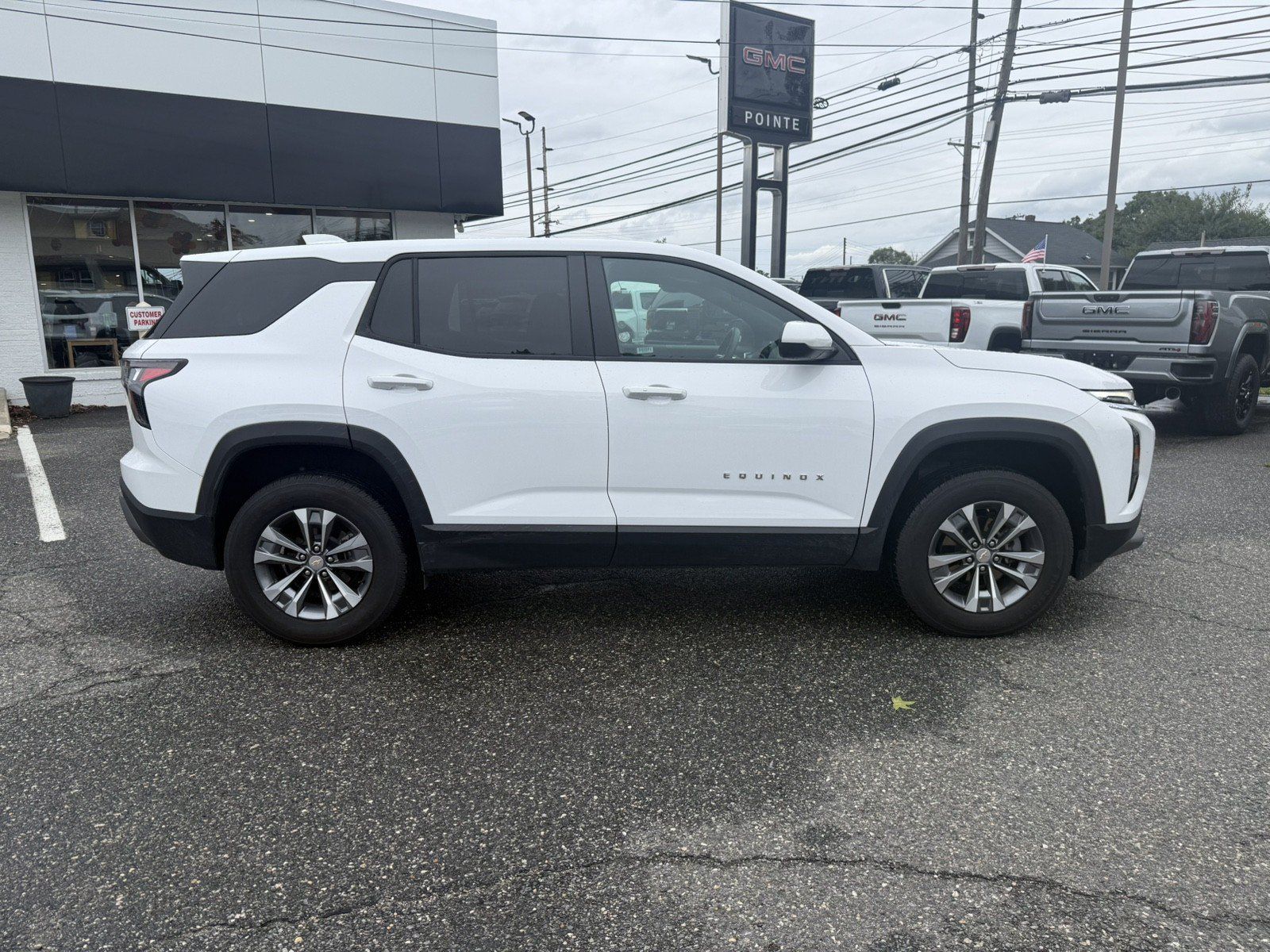 Used 2026 Chevrolet Equinox LT FWD image 2