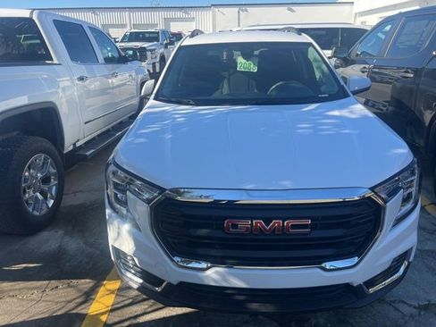 Used 2024 GMC Terrain SLE w/ Driver Convenience Package image 2