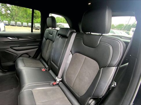 Certified 2025 Jeep Grand Cherokee Altitude AWD/4WD image 18