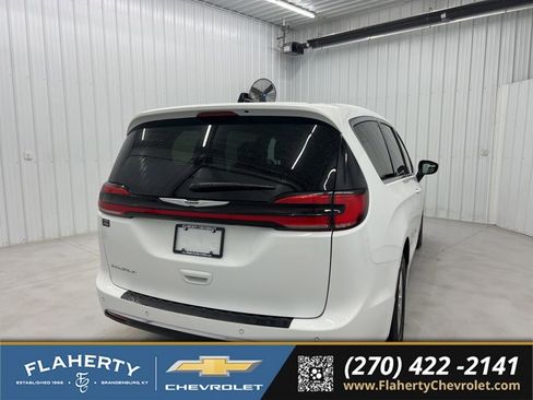 Used 2024 Chrysler Pacifica Touring-L FWD image 3