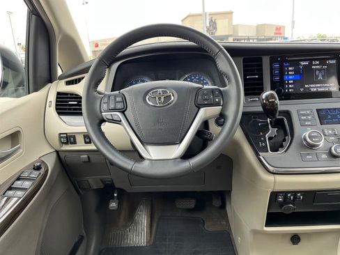 Used 2016 Toyota Sienna XLE FWD image 21