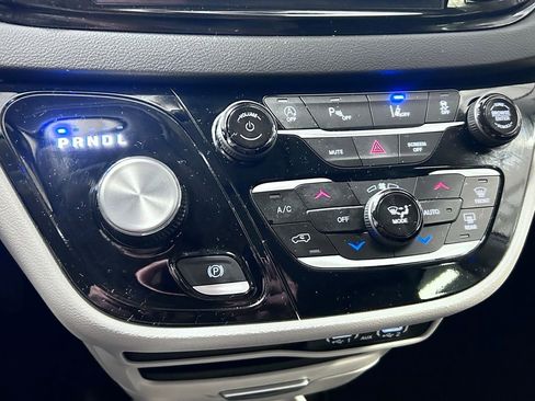 Used 2024 Chrysler Pacifica Touring-L image 16