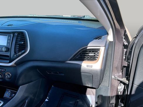 Used 2017 Jeep Cherokee Sport FWD image 18