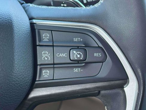 Used 2023 Jeep Grand Cherokee Limited image 20