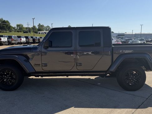 Used 2023 Jeep Gladiator Sport AWD/4WD image 4