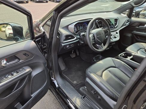 Used 2025 Chrysler Pacifica Select FWD image 19