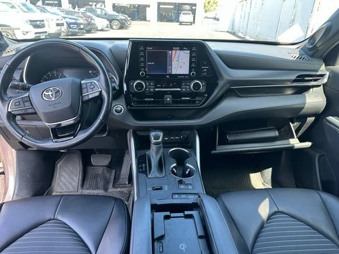 Used 2021 Toyota Highlander XSE FWD image 10