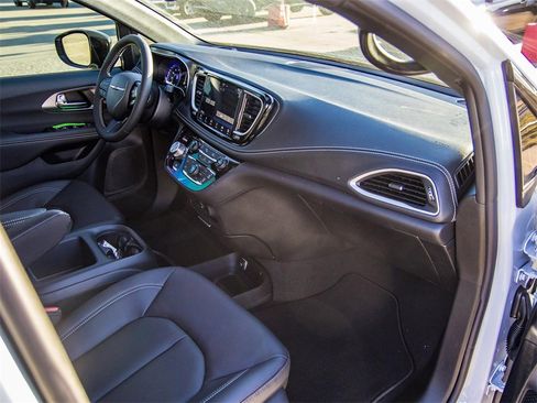 New 2026 Chrysler Pacifica Select w/ S Appearance Package image 15