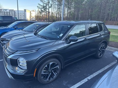 Used 2024 Mitsubishi Outlander SE image 3