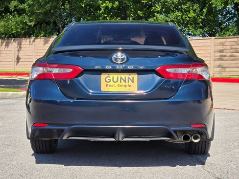 Used 2018 Toyota Camry SE w/ Moonroof Package FWD image 4