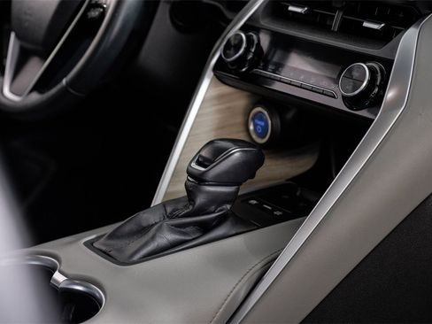 Used 2022 Toyota Venza XLE image 19