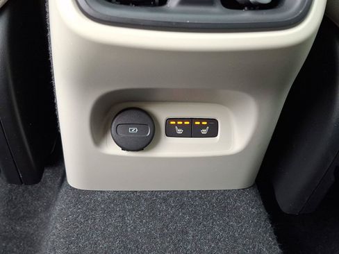 Certified 2024 Volvo XC40 B5 Plus w/ Climate Package AWD/4WD image 11