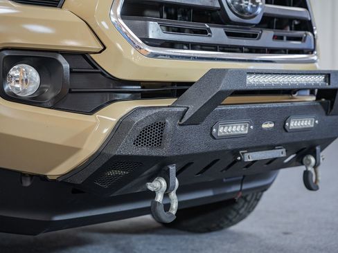 Used 2018 Toyota Tacoma SR5 AWD/4WD image 17