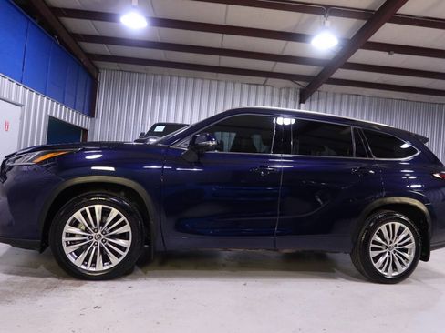 Used 2024 Toyota Highlander Platinum image 1