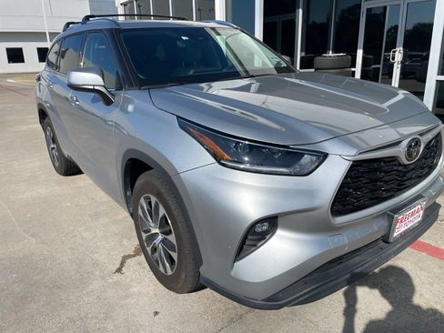 Used 2021 Toyota Highlander XLE FWD image 4