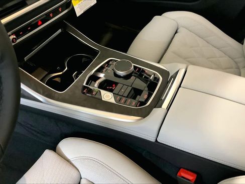 New 2026 BMW X7 xDrive40i w/ Premium Package image 7