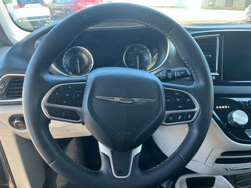 Used 2022 Chrysler Pacifica Touring-L FWD image 17