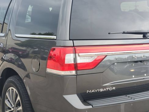 Used 2017 Lincoln Navigator Select RWD image 15