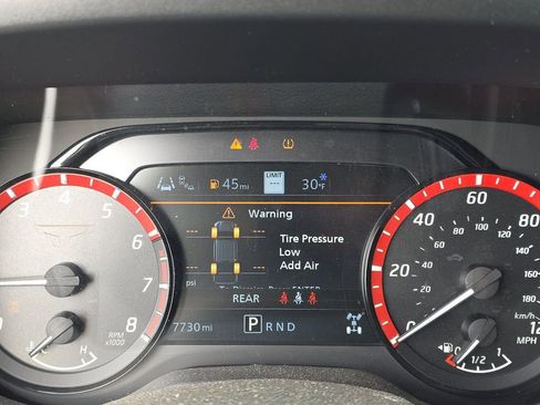 Used 2024 Nissan Titan PRO-4X w/ Pro-4x Convenience Package image 11