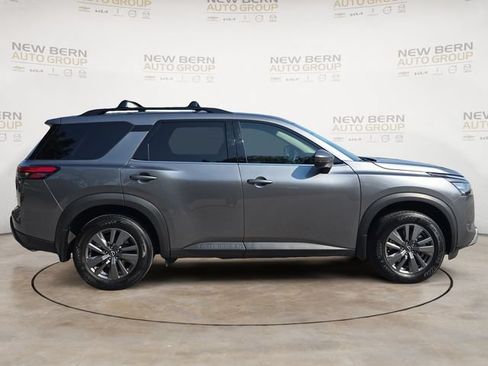 Used 2024 Nissan Pathfinder SV w/ SV Premium Package FWD image 6