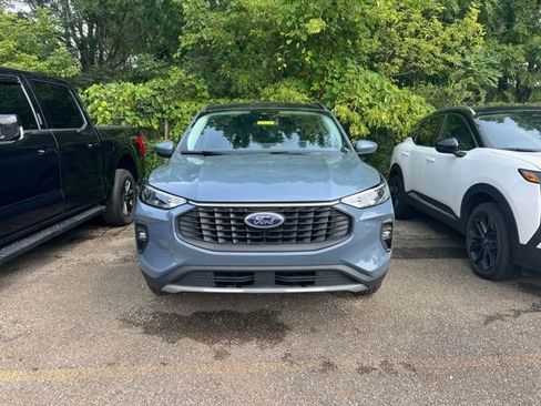 Used 2025 Ford Escape SE FWD image 2