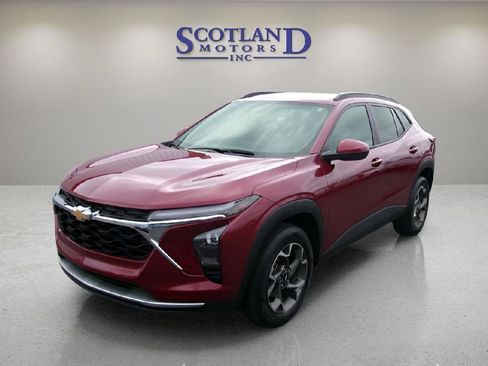 Used 2024 Chevrolet Trax LT FWD image 2