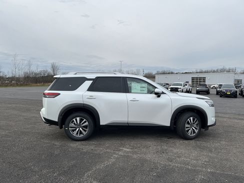New 2025 Nissan Pathfinder SL image 7